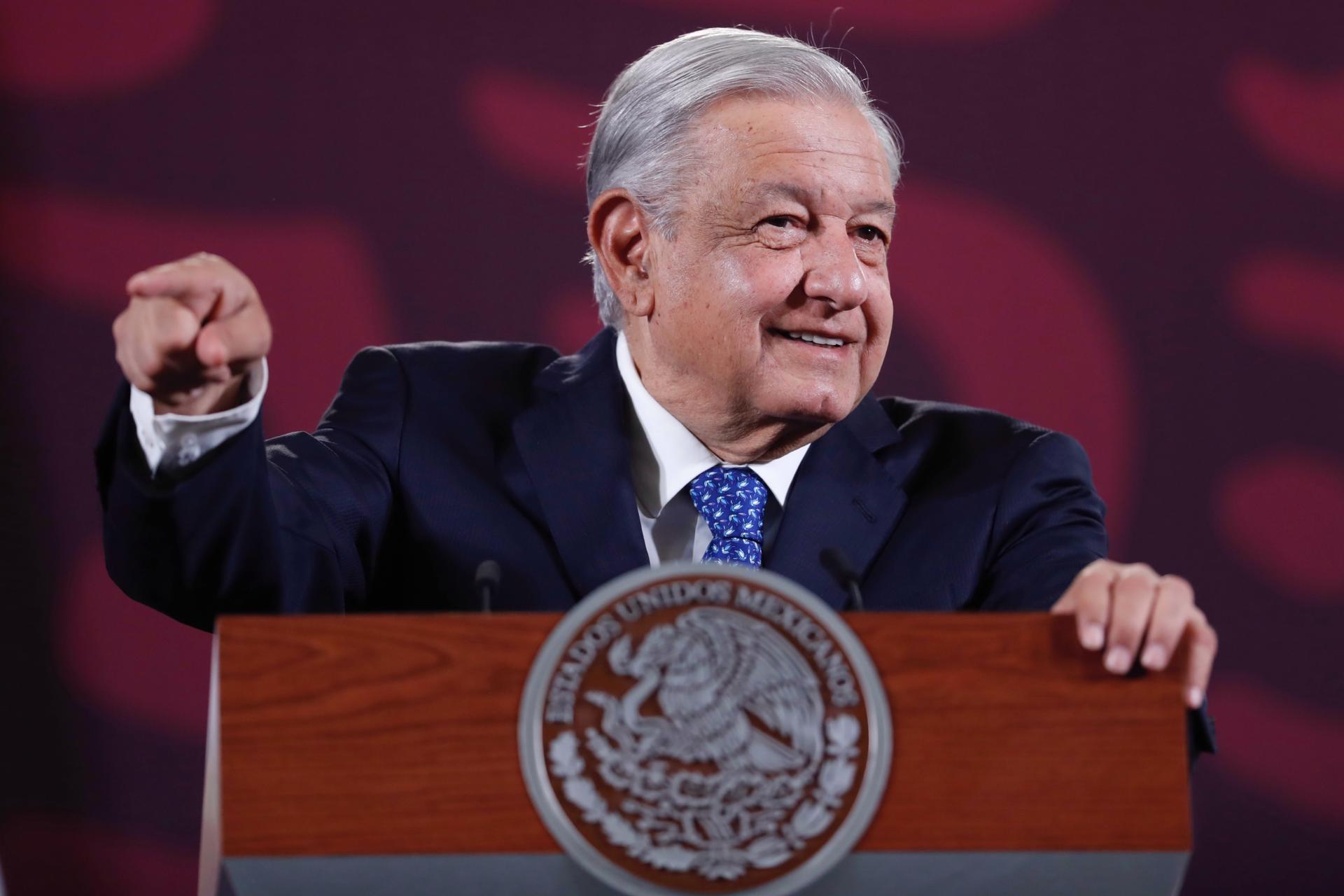 López Obrador pide “autolimitarse” y no tocar en la ‘mañanera’ temas que violen ley electoral López Obrador pide “autolimitarse” y no tocar en la ‘mañanera’ temas que violen ley electoral