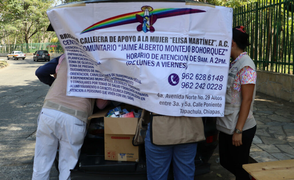 Tres de cada 10 migrantes en la frontera sur de México tienen sífilis - aplicacion-de-pruebas-de-deteccion-de-its-a-migrantes-en-tapachula-1024x628