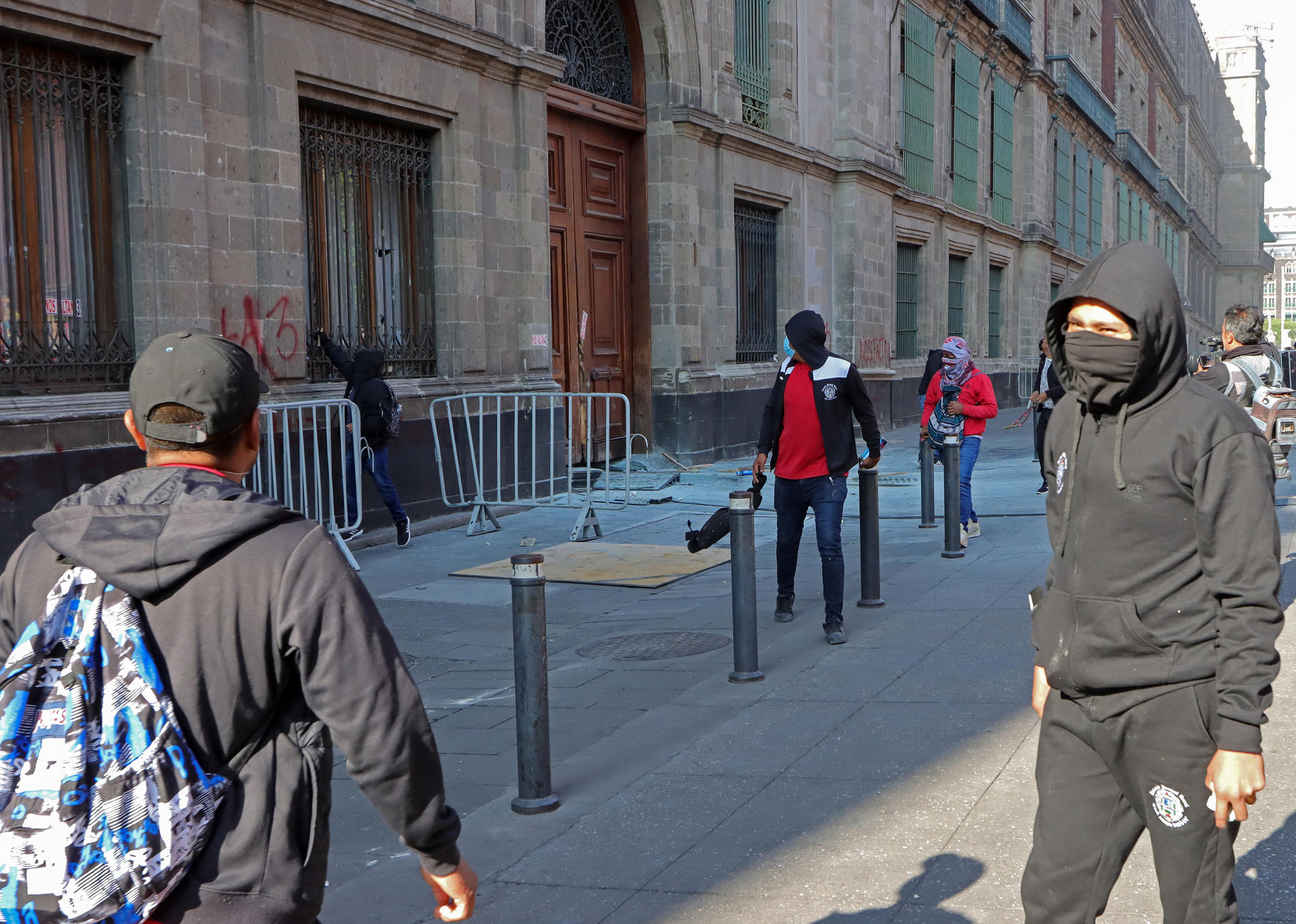 AMLO acusa al PRI por asalto a Palacio Nacional durante protestas por Ayotzinapa AMLO acusa al PRI por asalto a Palacio Nacional durante protestas por Ayotzinapa