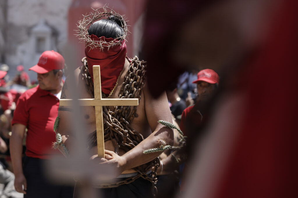Engrillados cargan hasta 50 kilos de cadenas para conmemorar el Viernes Santo en México - atlixco3-1024x683