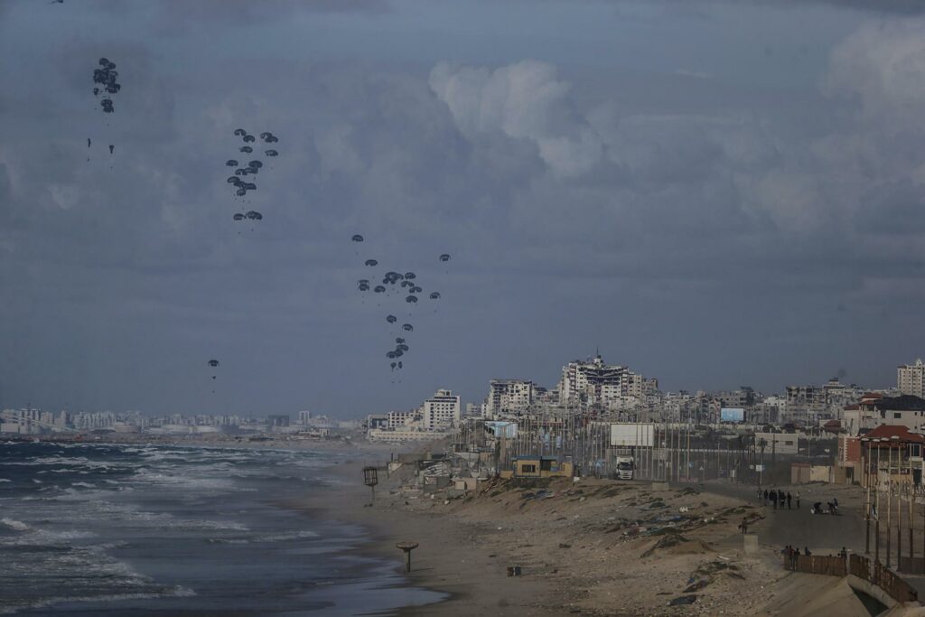 Cinco gazatíes mueren por el impacto de la ayuda humanitaria lanzada por aire - ayuda-humanitaria-para-gaza-lanzada-desde-aviones-1024x683