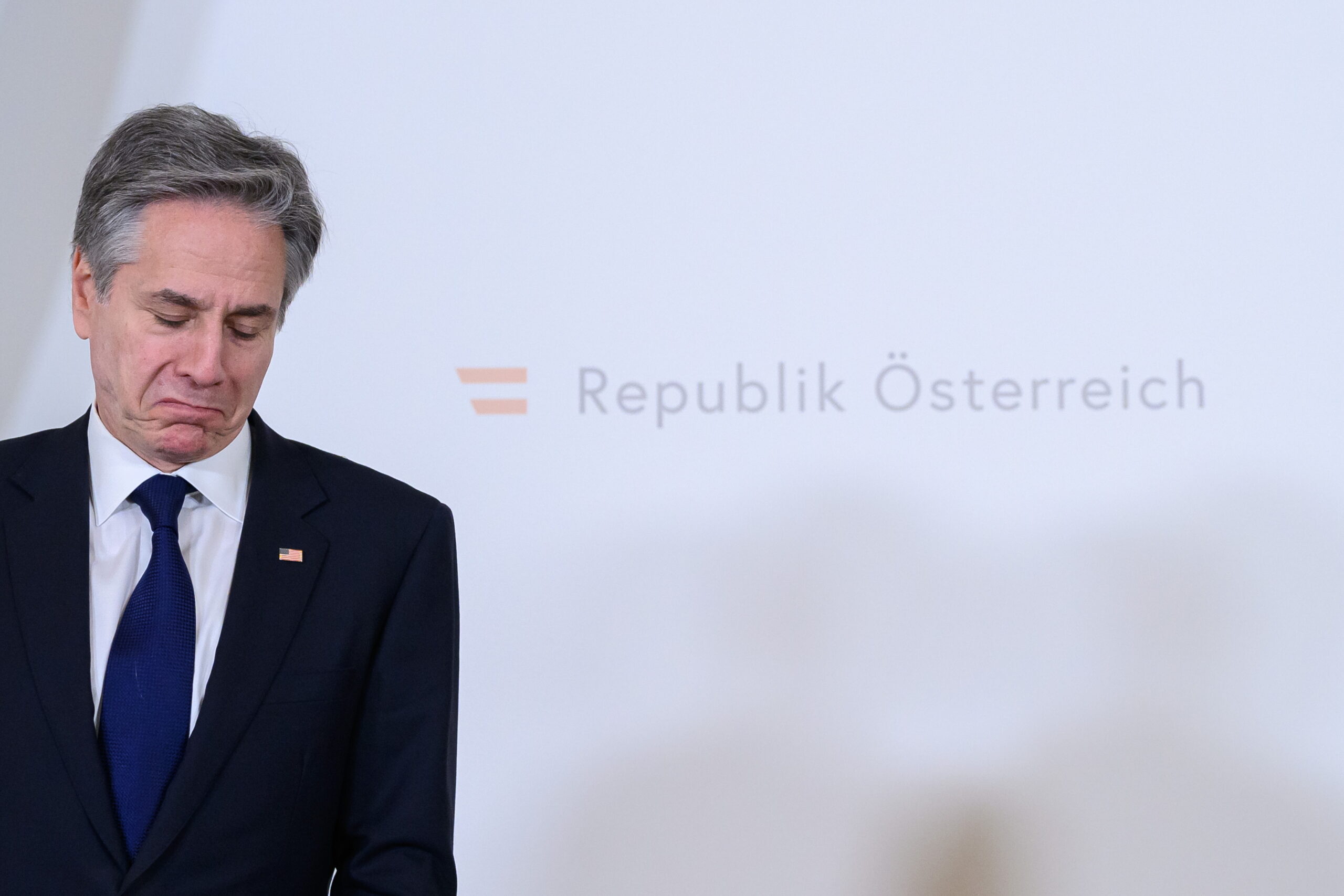 EE.UU. restringe visas a 10 funcionarios sirios por abusos contra los DD.HH.