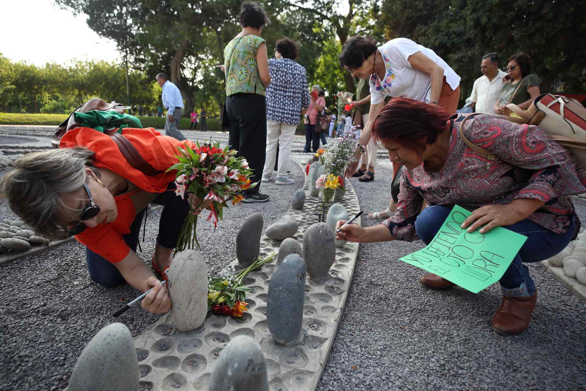 Familiares de víctimas del conflicto en Perú protestan contra alcalde de Lima por querer demoler memorial Familiares de víctimas del conflicto en Perú protestan contra alcalde de Lima por querer demoler memorial