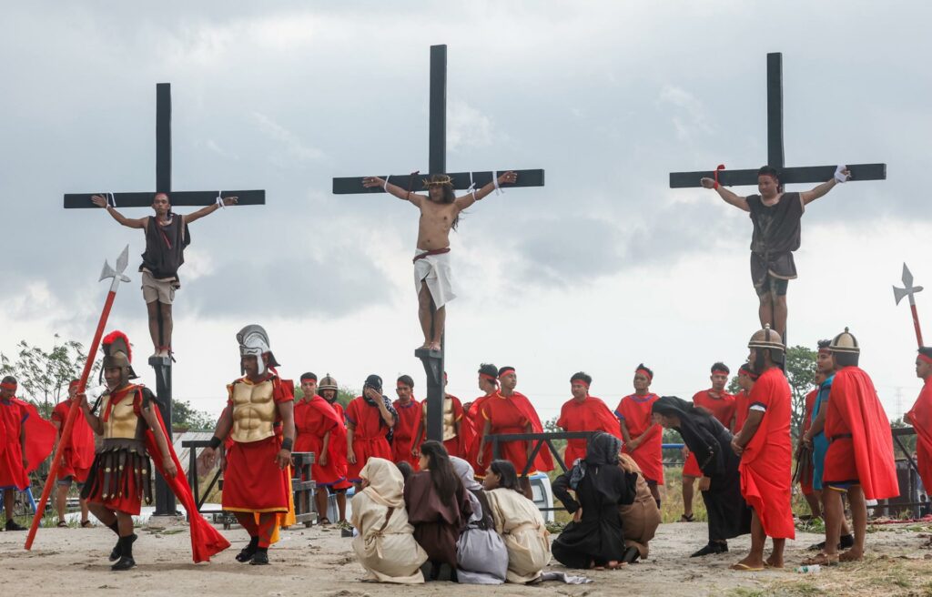 Crucificados de Filipinas recrean con dolor y sangre la pasión de Cristo - filipinas-viernes-santo-crucifixion-2-1024x656