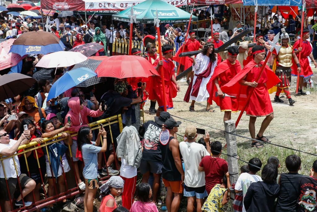 Crucificados de Filipinas recrean con dolor y sangre la pasión de Cristo - filipinas-viernes-santo-crucifixion-3-1024x687