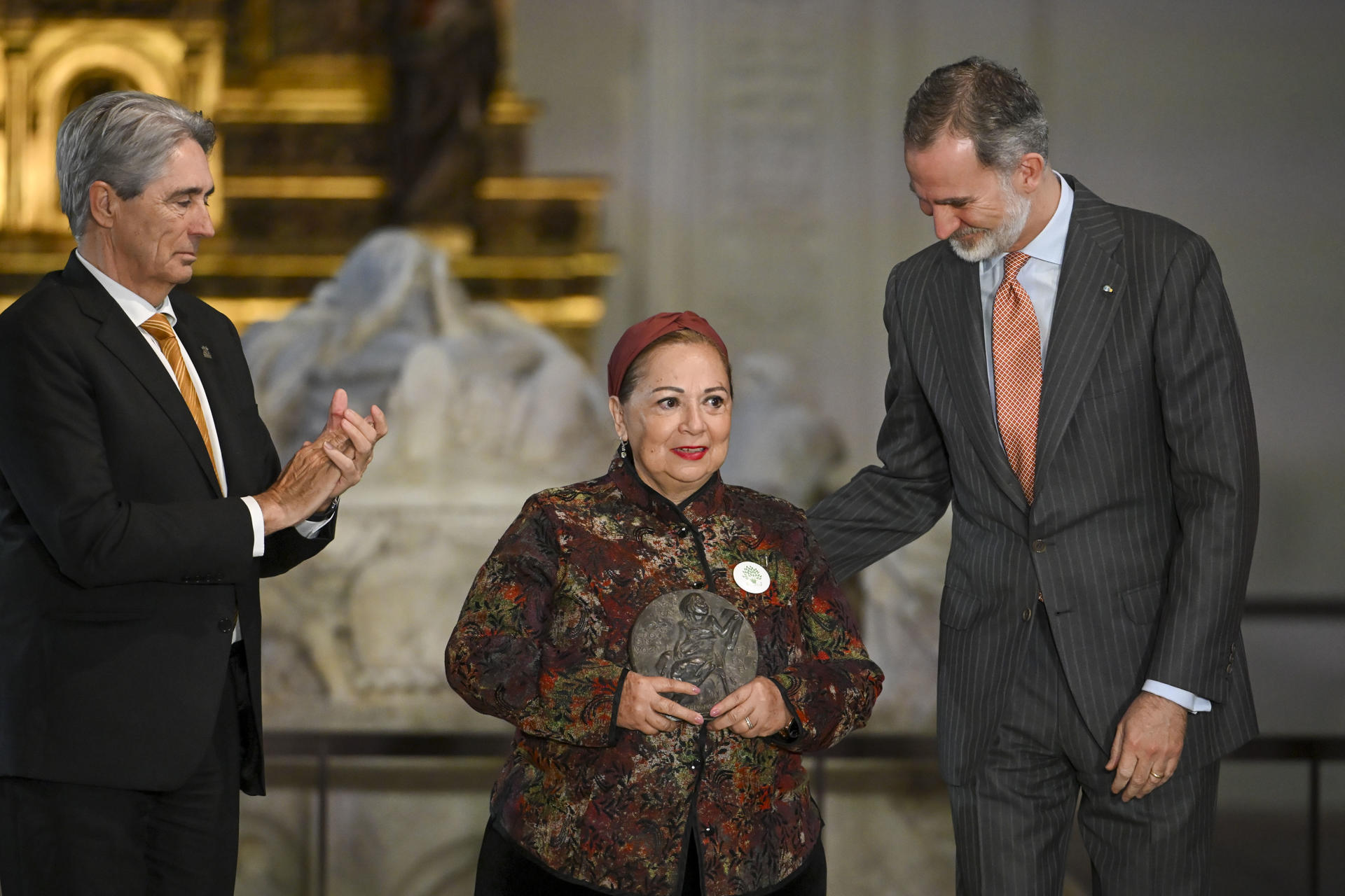 AMLO cuestiona al rey de España, Felipe VI, por entregar premio a madre buscadora