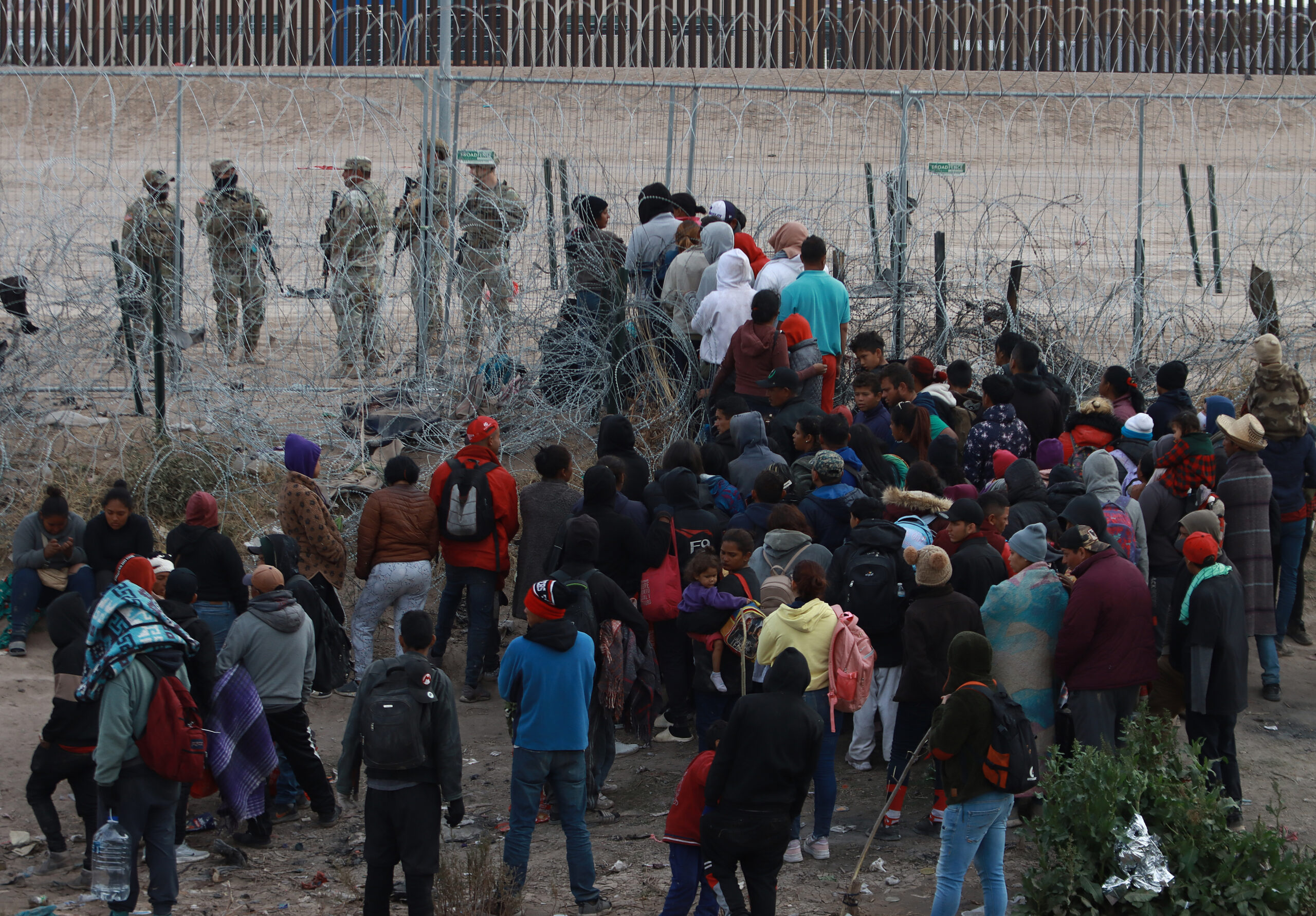 Guardia Nacional de Texas desbordada por migrantes en la frontera de El Paso Guardia Nacional de Texas desbordada por migrantes en la frontera de El Paso