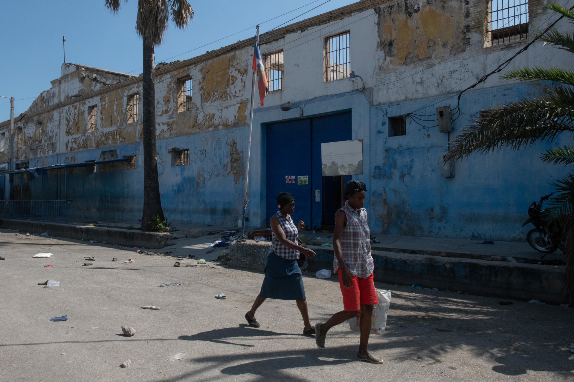Familias abandonan la capital haitiana tras ola de violencia y tiroteos Familias abandonan la capital haitiana tras ola de violencia y tiroteos