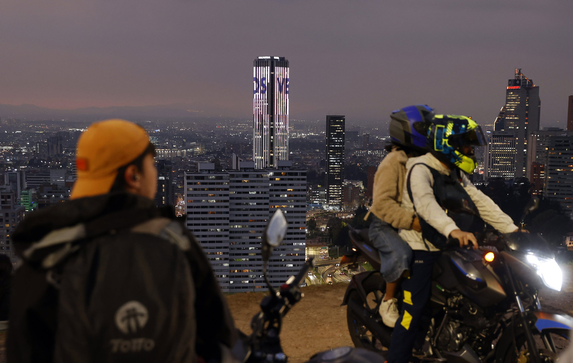 Imágenes alusivas a la novela inédita de Gabo iluminan la Torre Colpatria en Bogotá Imágenes alusivas a la novela inédita de Gabo iluminan la Torre Colpatria en Bogotá
