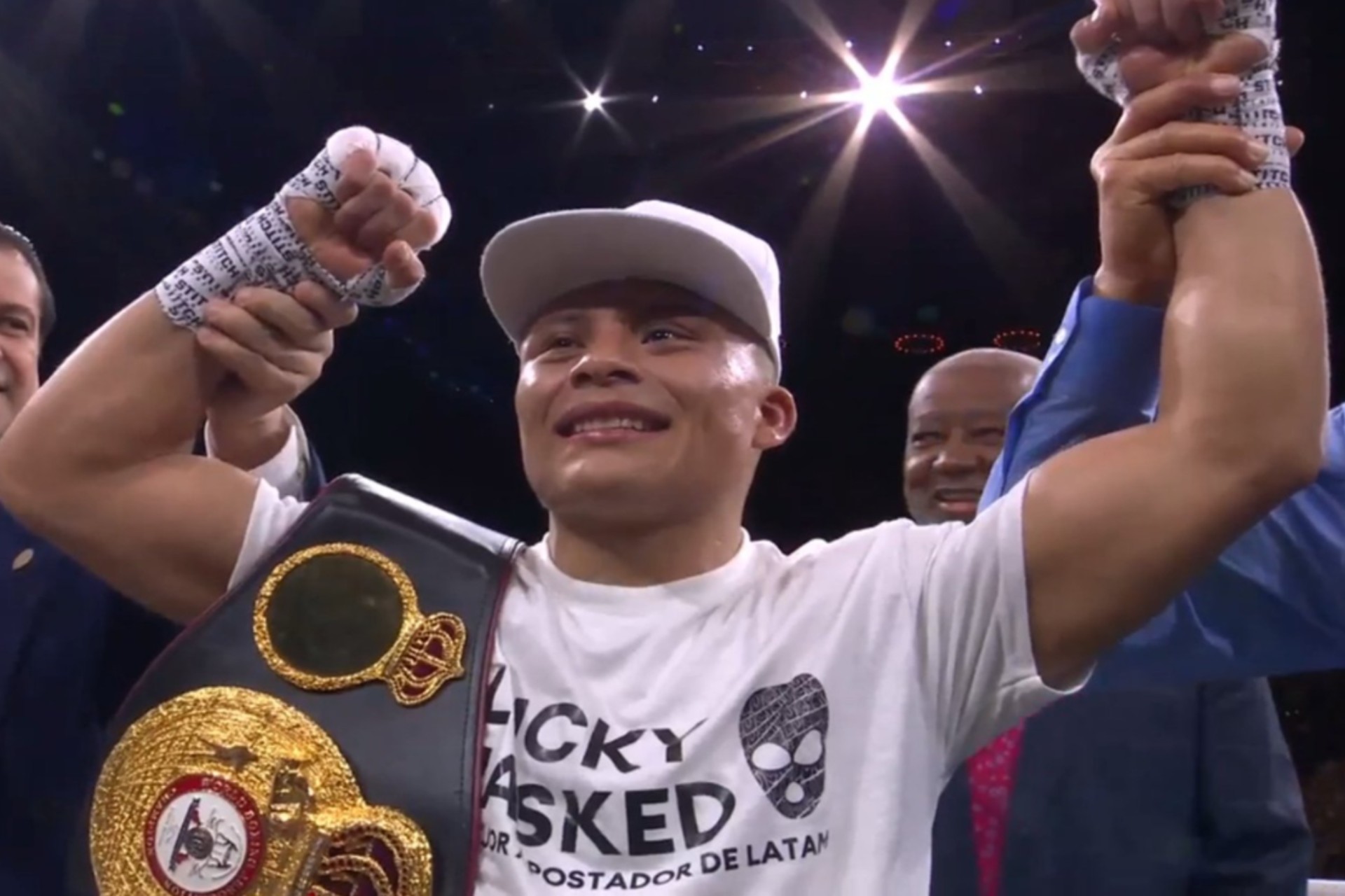 ‘Pitbull’ Cruz destrona al ‘Rolly’ Romero y es el nuevo monarca superligero de AMB