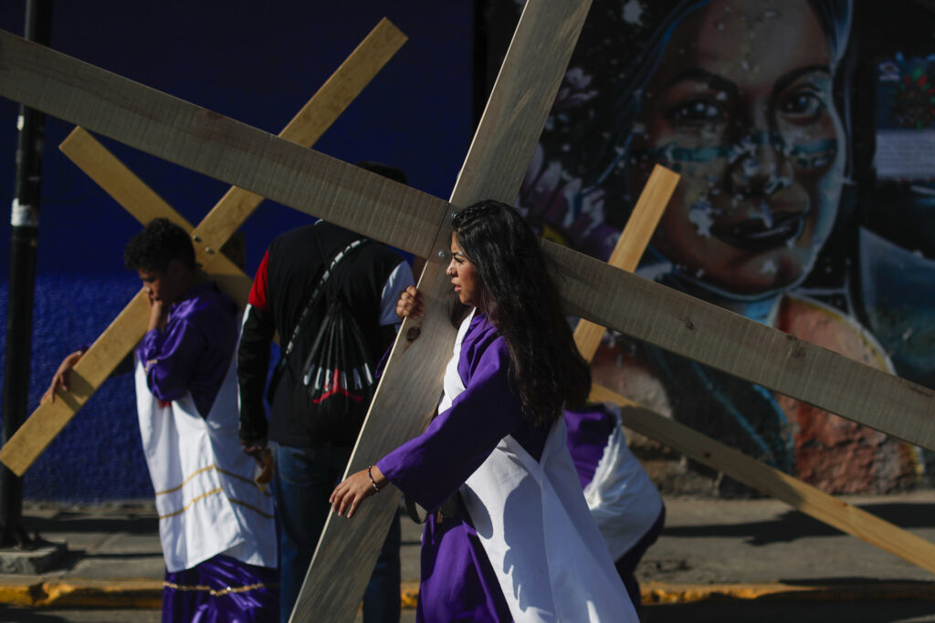 Iztapalapa celebra un viacrucis marcado por la ola de calor y la escasez de agua - iztapalapa-celebra-un-viacrucis-marcado-por-la-ola-de-calor-y-la-escasez-de-agua-1024x683