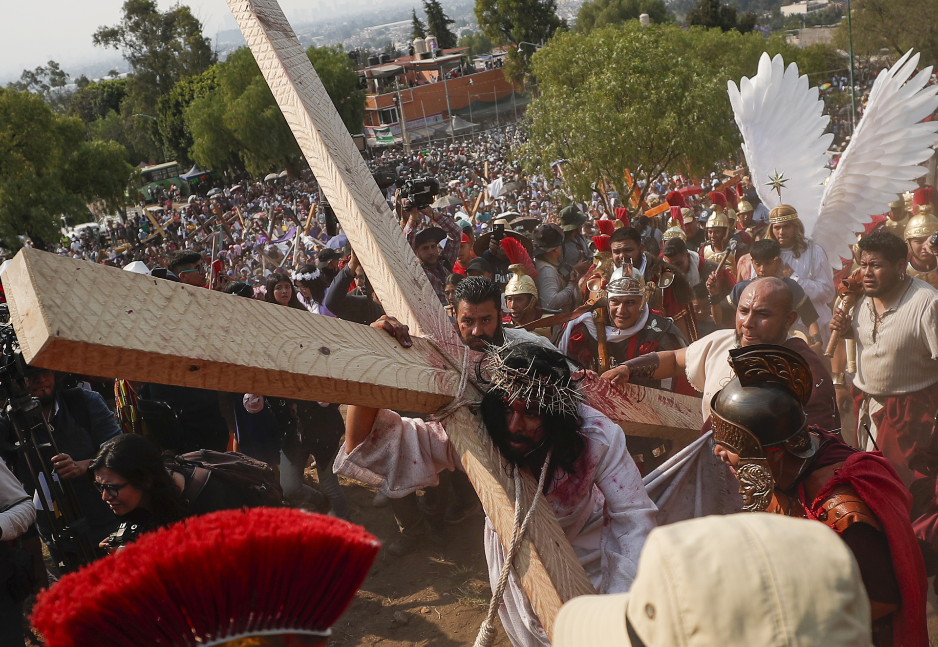 Iztapalapa celebra un viacrucis marcado por la ola de calor y la escasez de agua Iztapalapa celebra un viacrucis marcado por la ola de calor y la escasez de agua