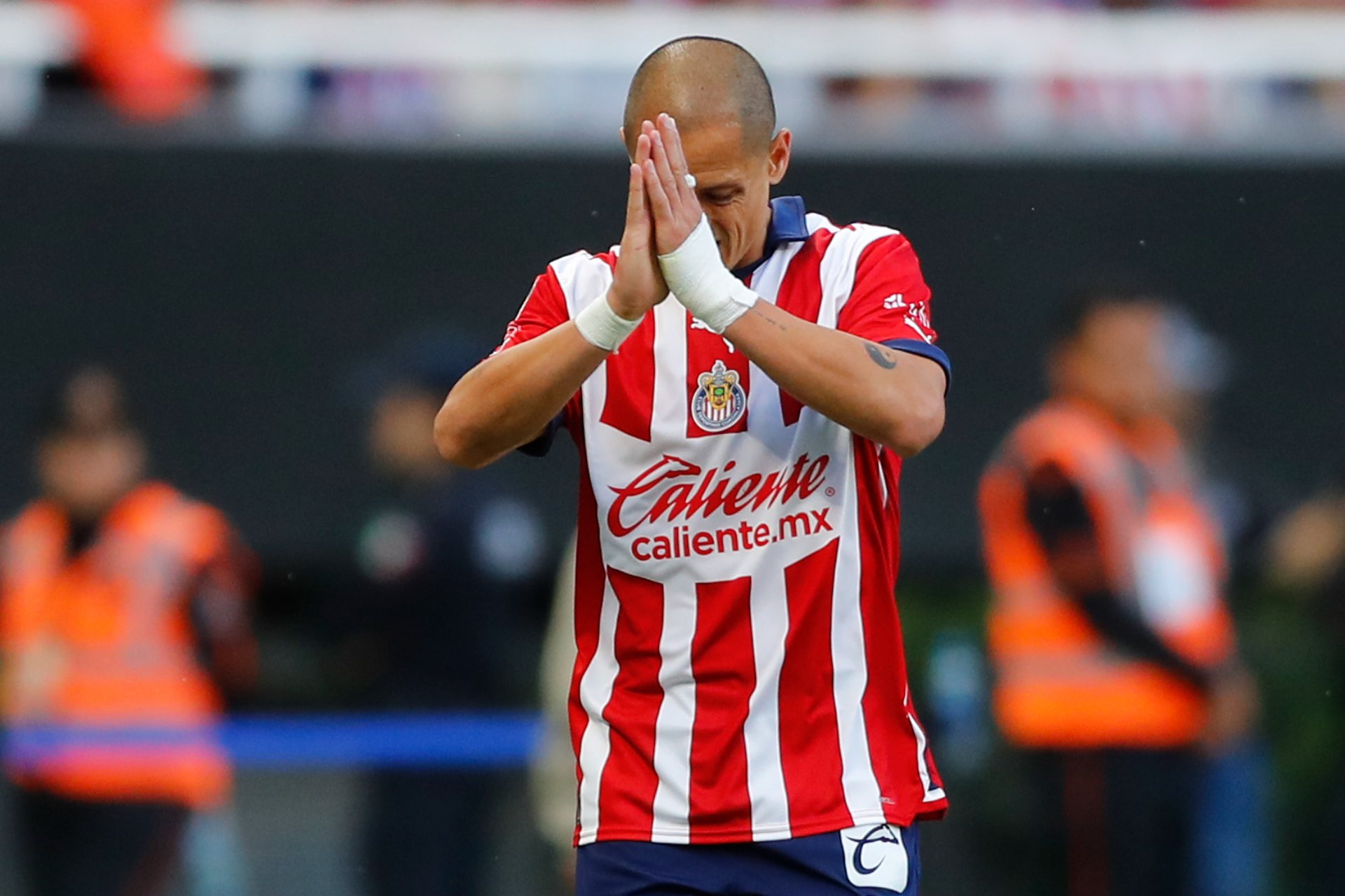 ‘Chicharito’ Hernández se pone en duda para el Clásico Nacional ‘Chicharito’ Hernández se pone en duda para el Clásico Nacional