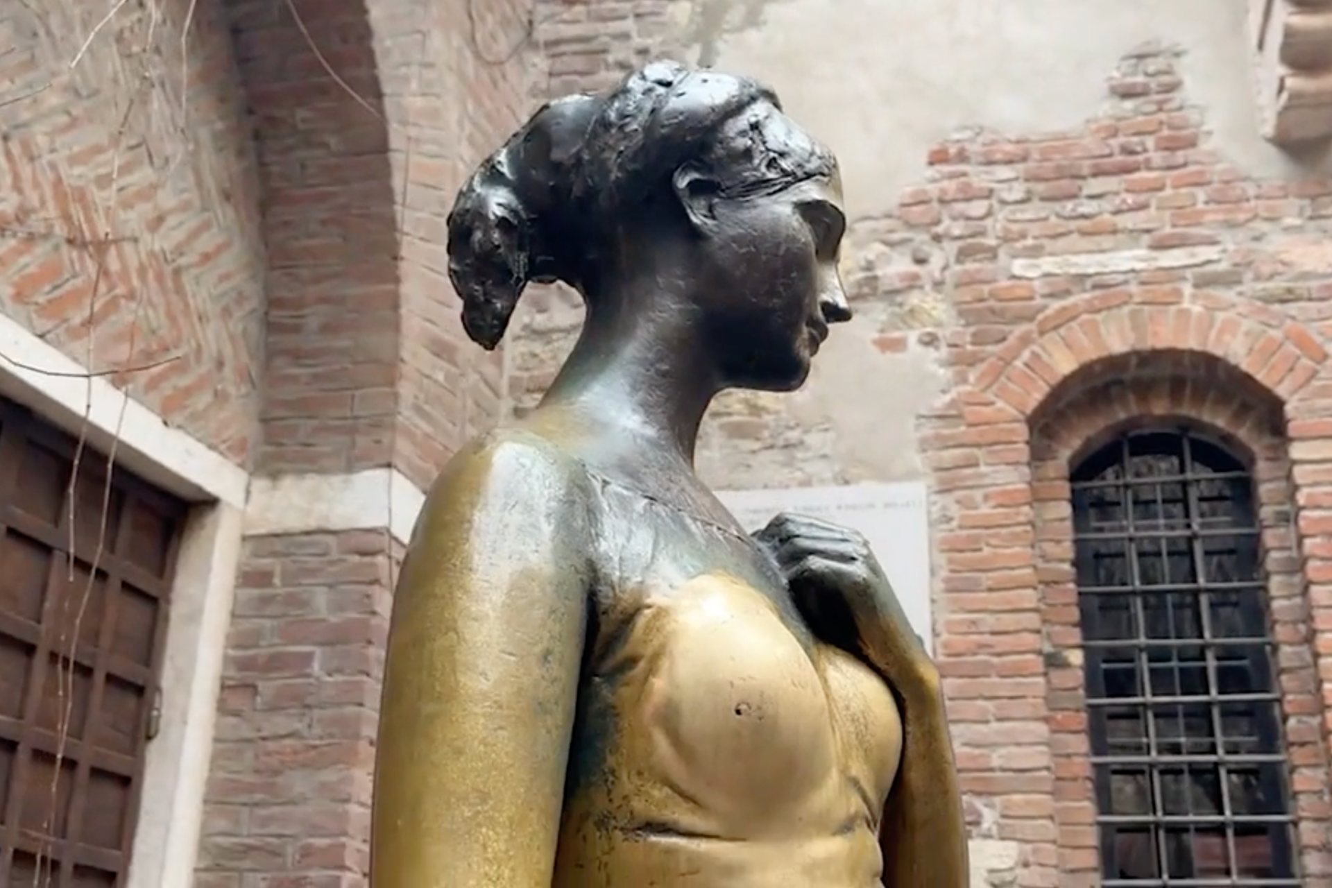 Pecho de la estatua de Julieta en Verona, con orificio por ‘caricias’ de turistas