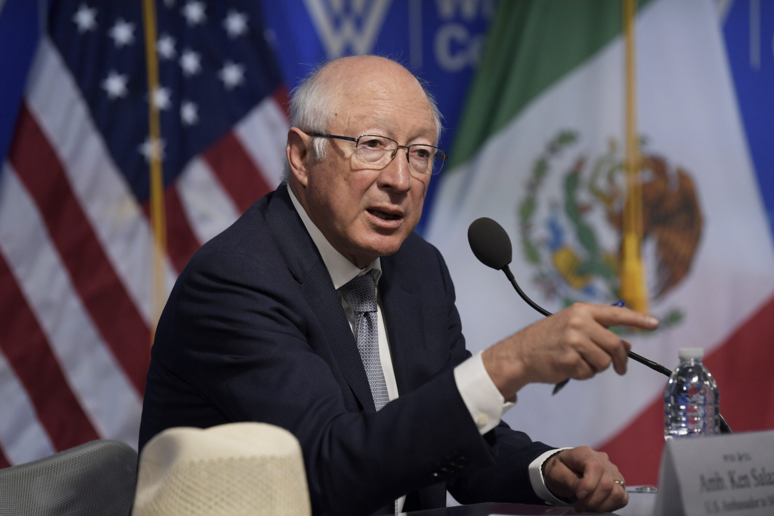 Ken Salazar comparte preocupación de México sobre la ley migratoria de Texas