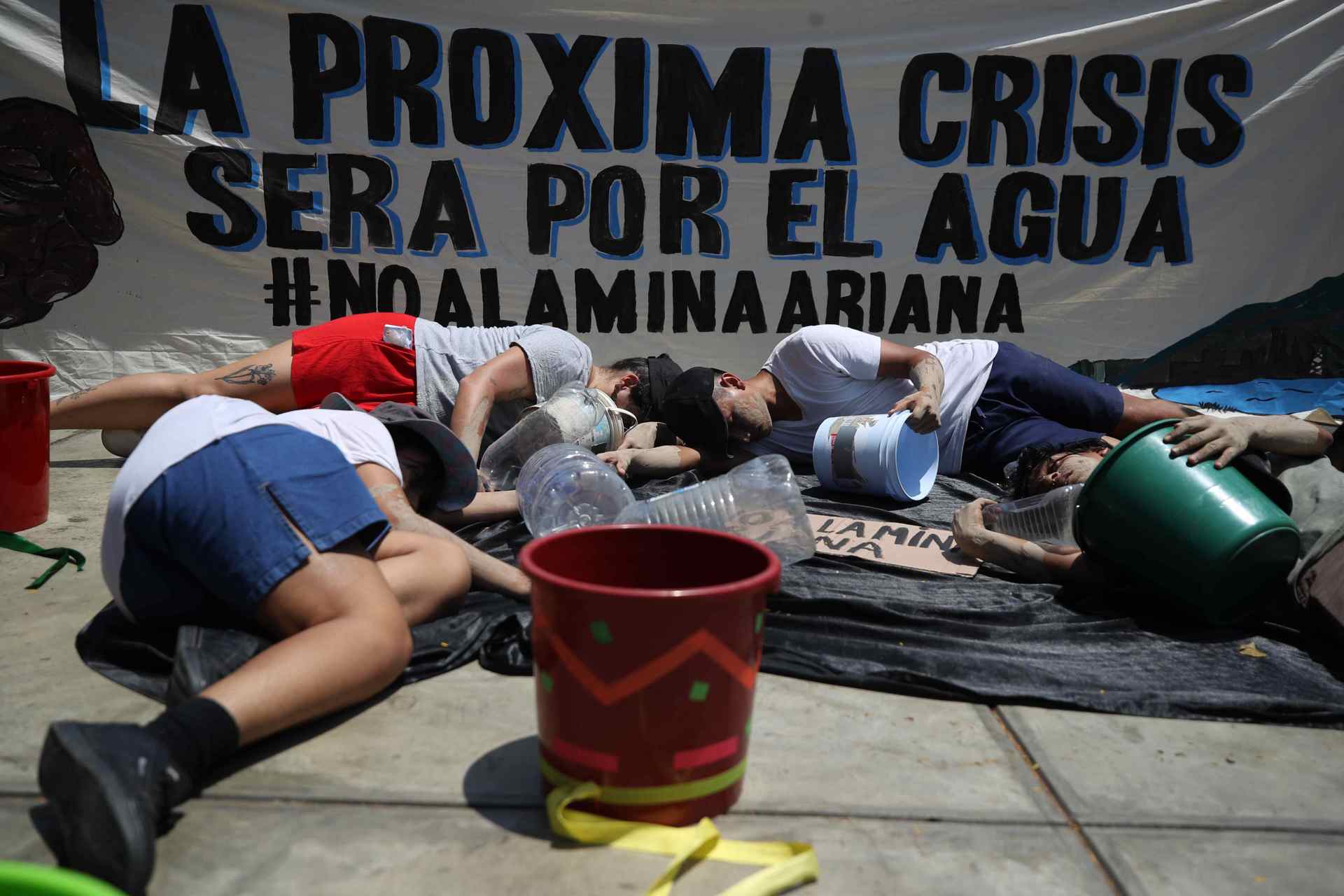 Activistas protestan por proyecto minero que pondría en peligro el acceso al agua en Lima Activistas protestan por proyecto minero que pondría en peligro el acceso al agua en Lima