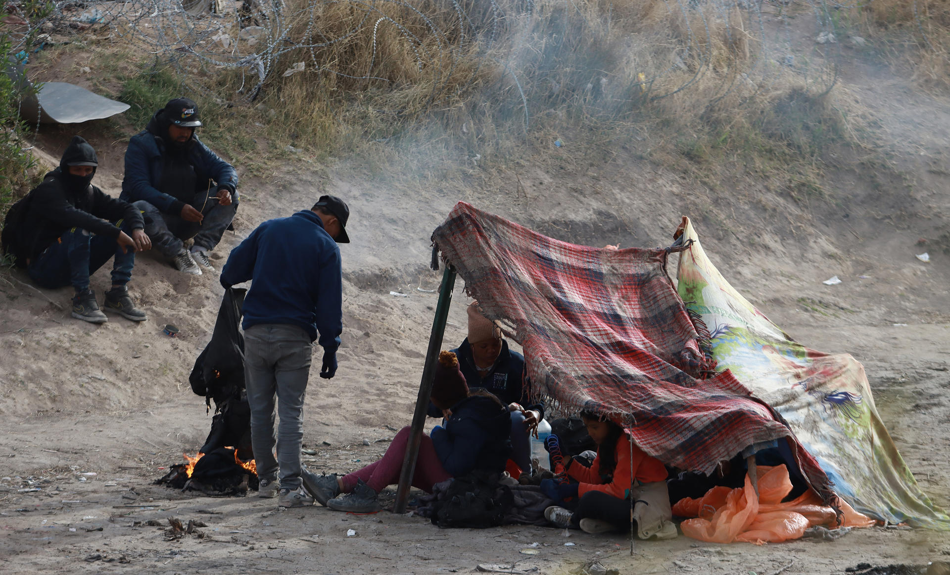 Migrantes acampan en la frontera con EE.UU. entre el caos generado por la ley SB4 de Texas Migrantes acampan en la frontera con EE.UU. entre el caos generado por la ley SB4 de Texas