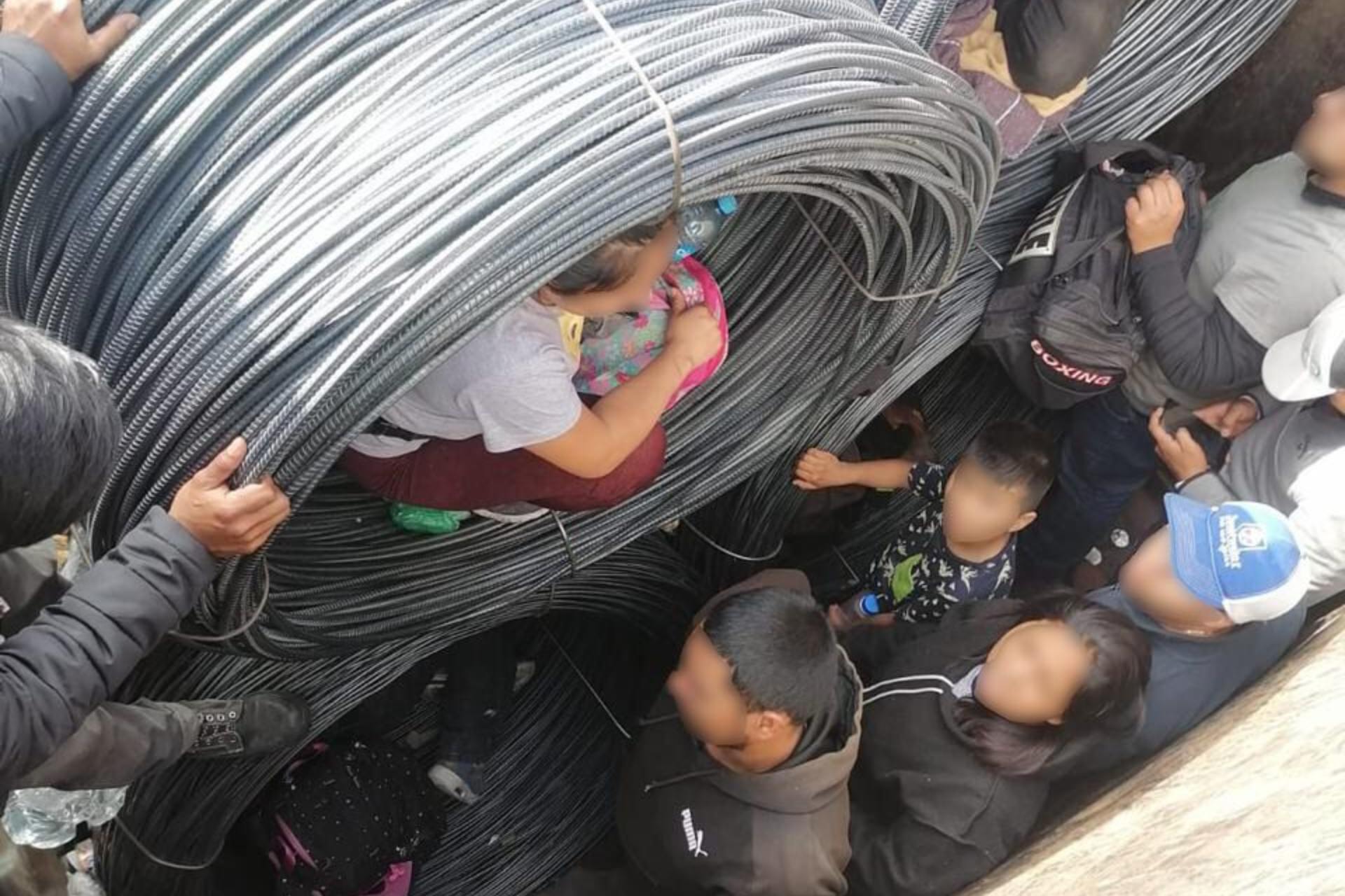 Aseguran en Sonora a 87 migrantes; viajaban en un tren entre rollos de alambre Aseguran en Sonora a 87 migrantes; viajaban en un tren entre rollos de alambre