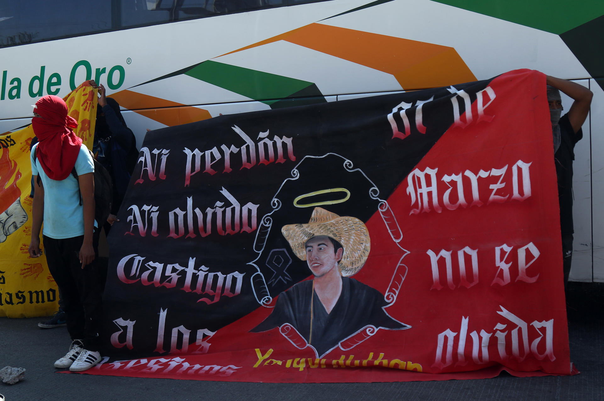 Normalistas de Ayotzinapa convocan a ‘megamarcha’ por asesinato de compañero Normalistas de Ayotzinapa convocan a ‘megamarcha’ por asesinato de compañero