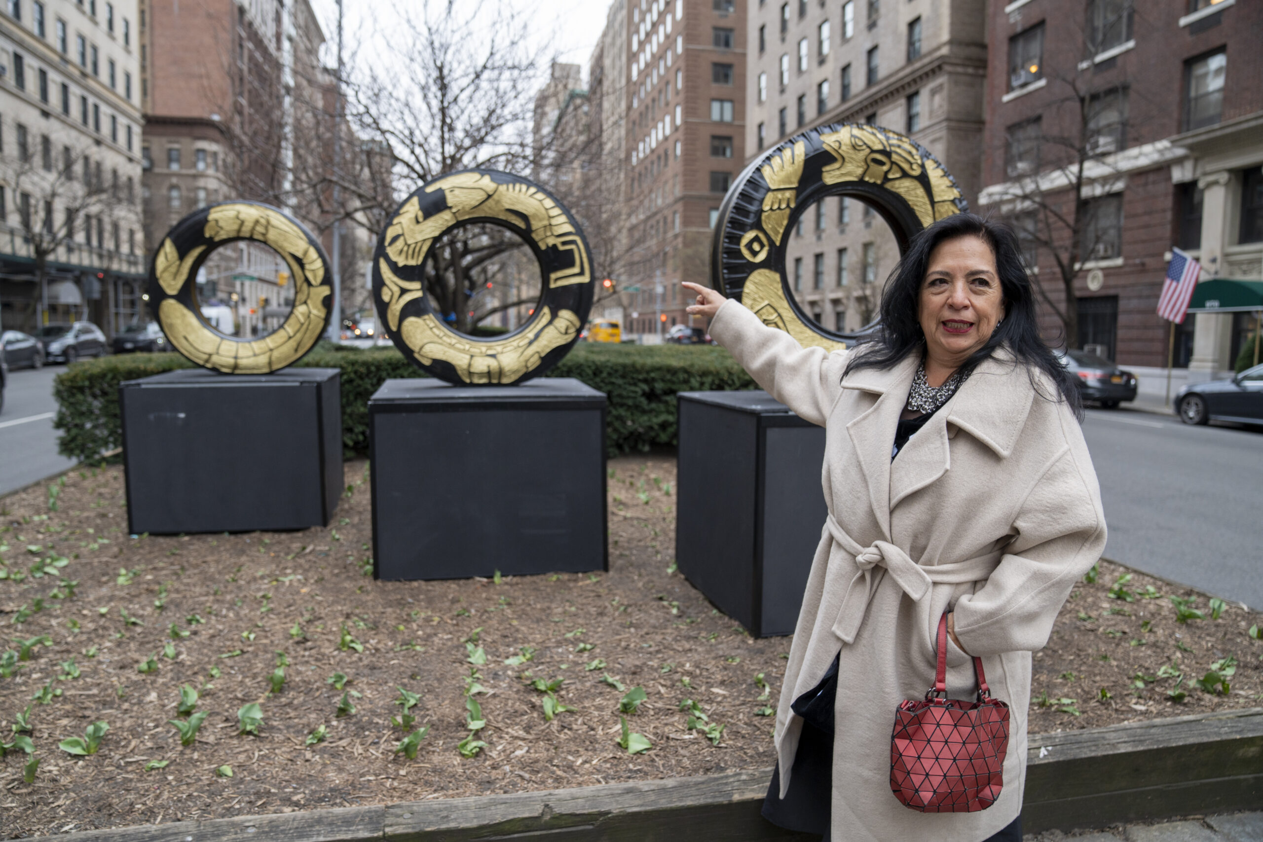 Betsabeé Romero instala en Nueva York esculturas que dignifican la migración Betsabeé Romero instala en Nueva York esculturas que dignifican la migración
