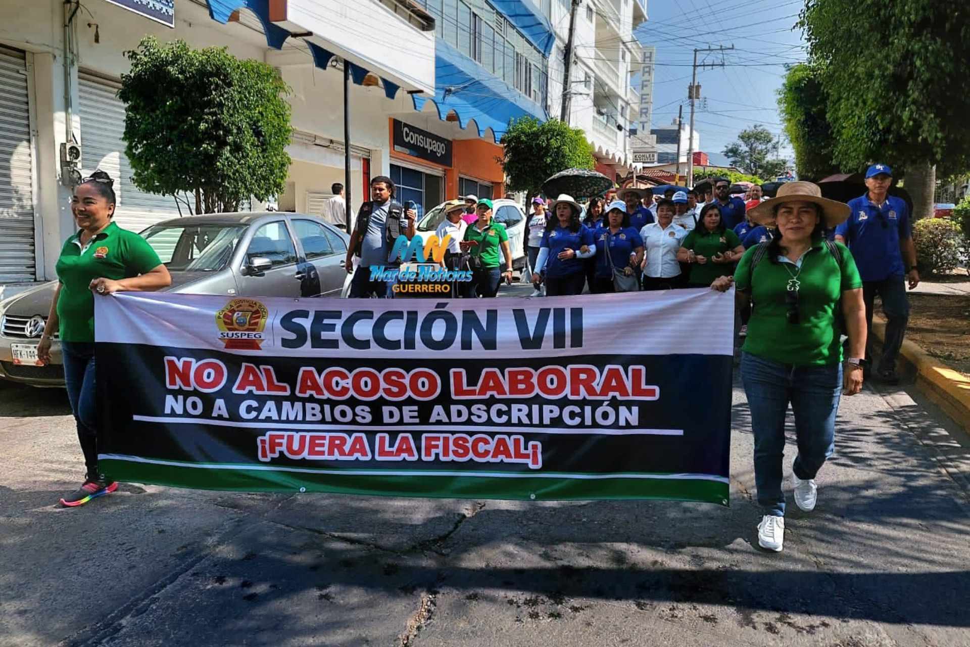 Marchan empleados de la Fiscalía de Guerrero para exigir mandos civiles
