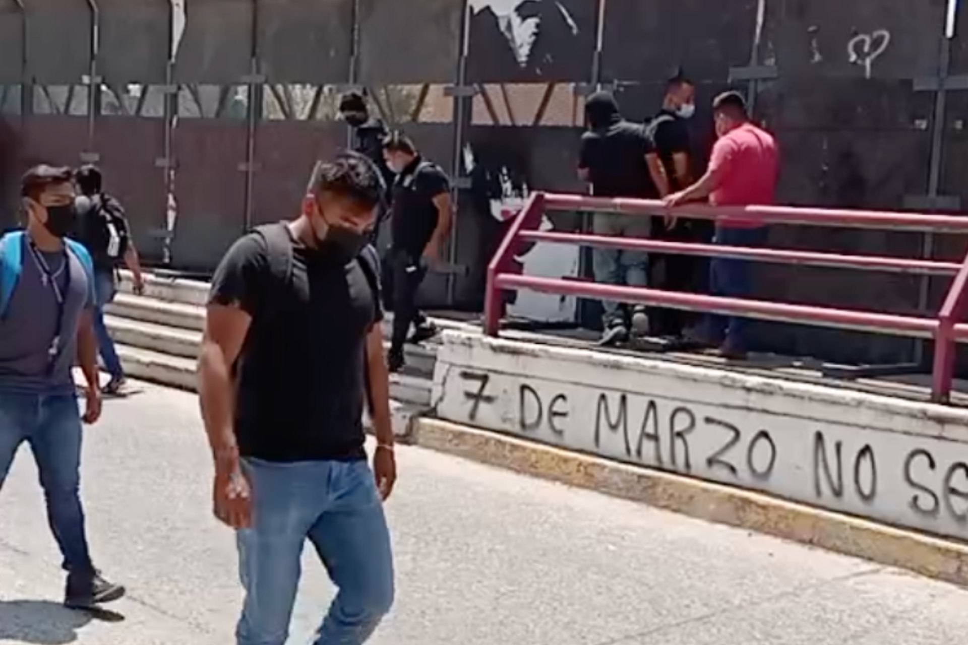 Normalistas de Ayotzinapa protestan en Palacio de Gobierno de Guerrero Normalistas de Ayotzinapa protestan en Palacio de Gobierno de Guerrero