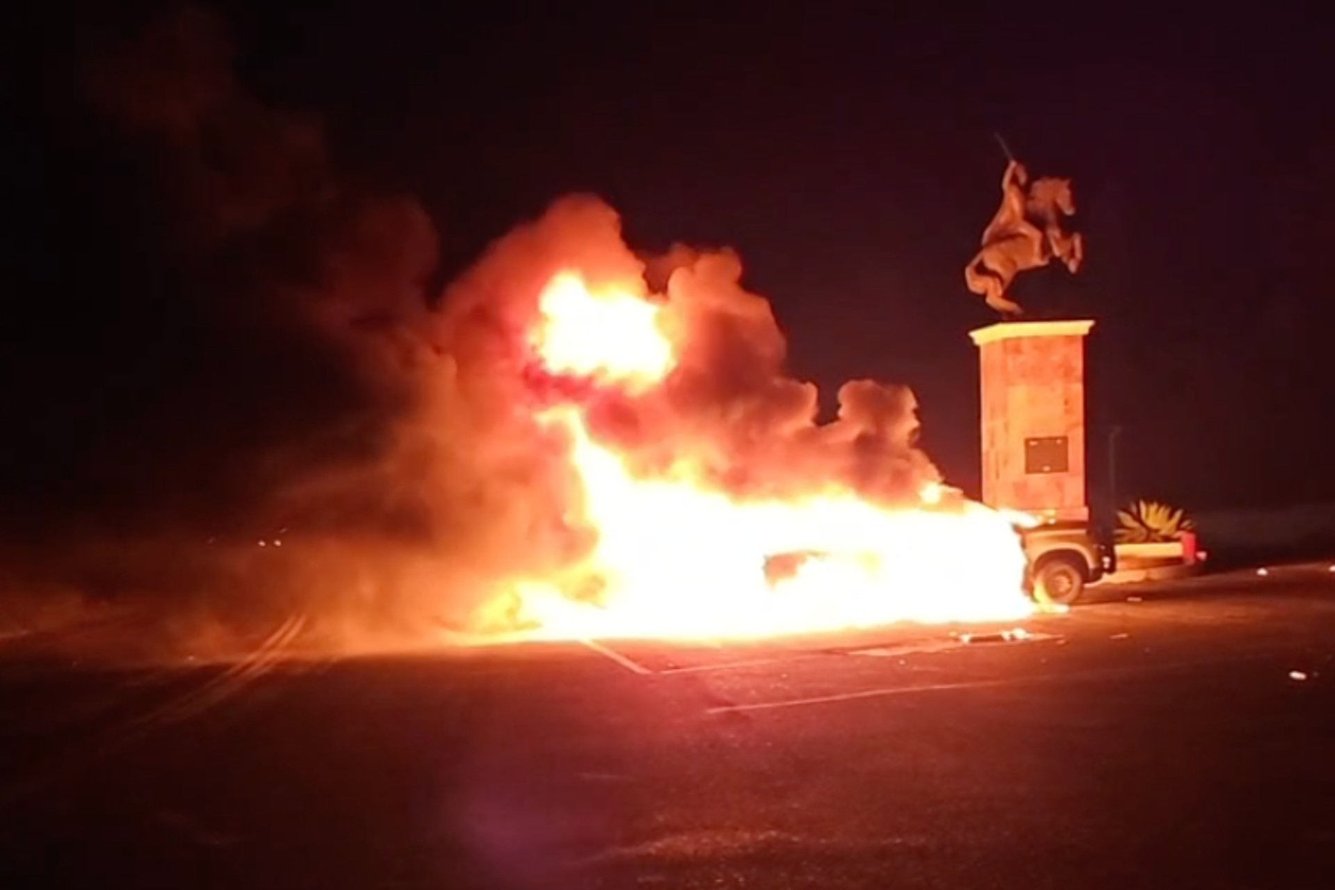 Normalistas de Ayotzinapa queman patrullas de la GN en Guerrero y se llevan a agentes Normalistas de Ayotzinapa queman patrullas de la GN en Guerrero y se llevan a agentes