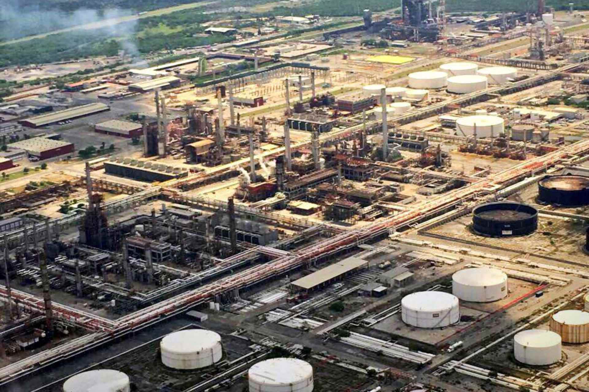 Gobierno de Nuevo clausura refinería de Pemex en Cadereyta