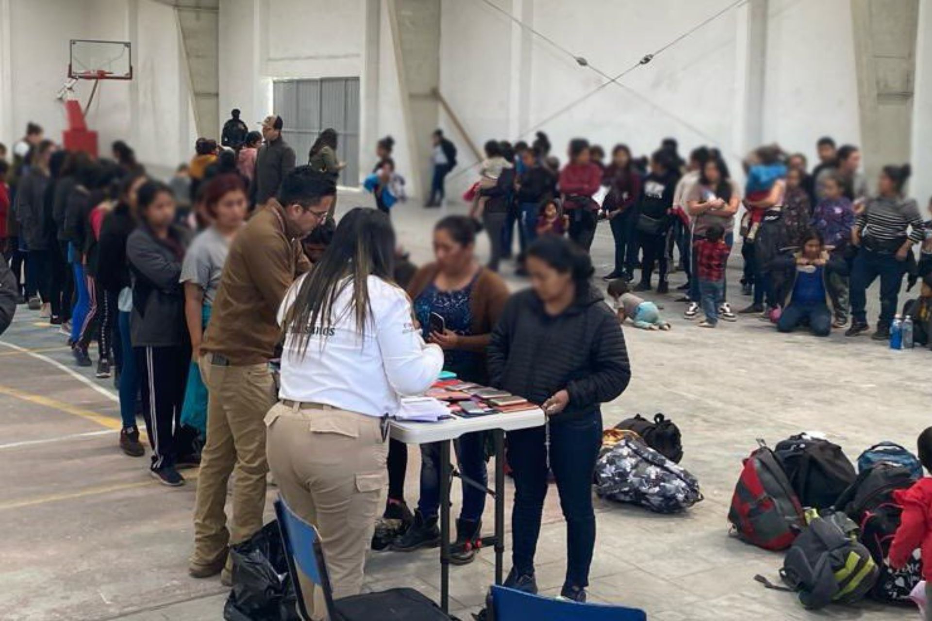 Aseguran a 226 migrantes en Coahuila que viajaban en un tractocamión Aseguran a 226 migrantes en Coahuila que viajaban en un tractocamión