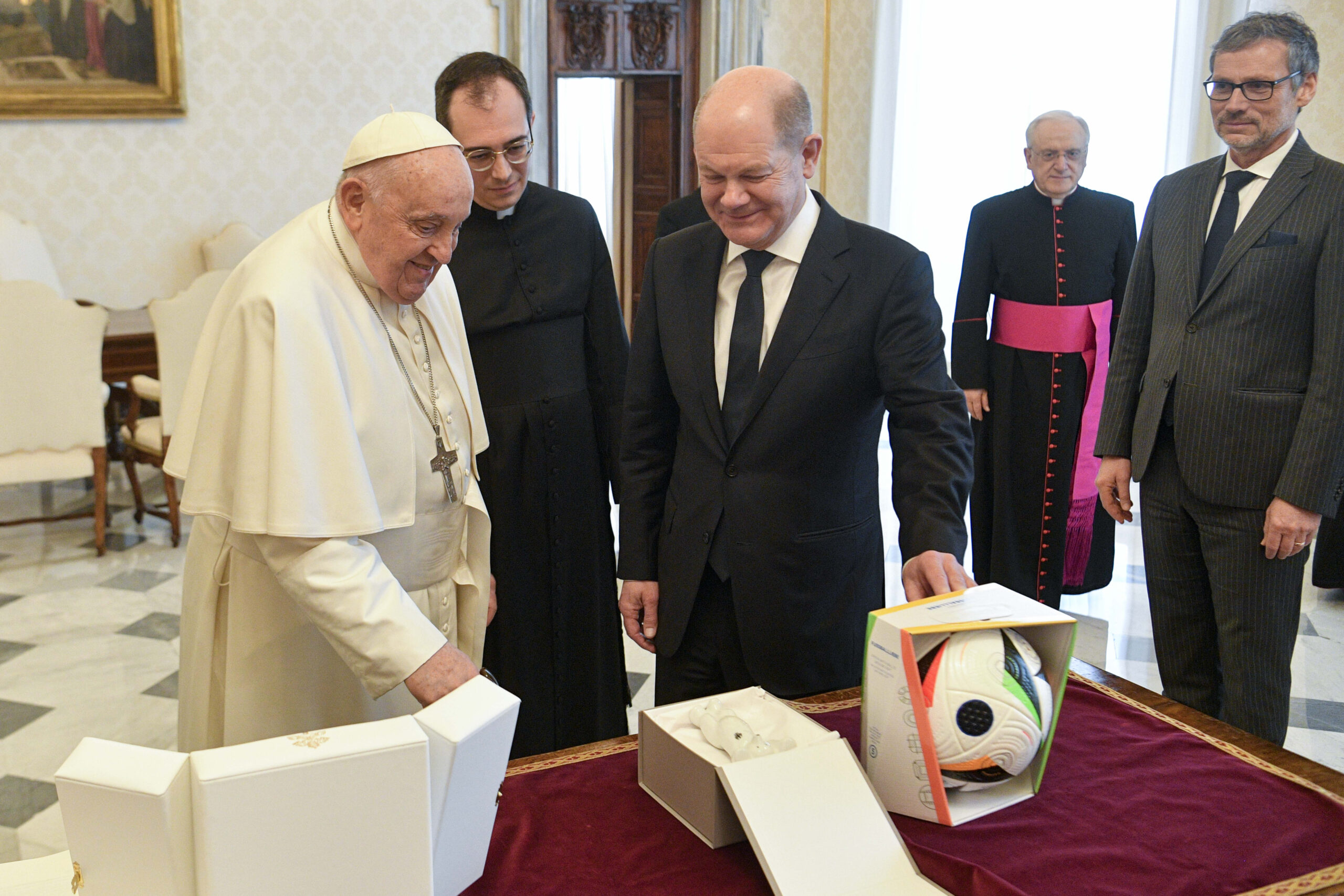 Scholz regala al papa Francisco el balón oficial de la Eurocopa 2024 Scholz regala al papa Francisco el balón oficial de la Eurocopa 2024