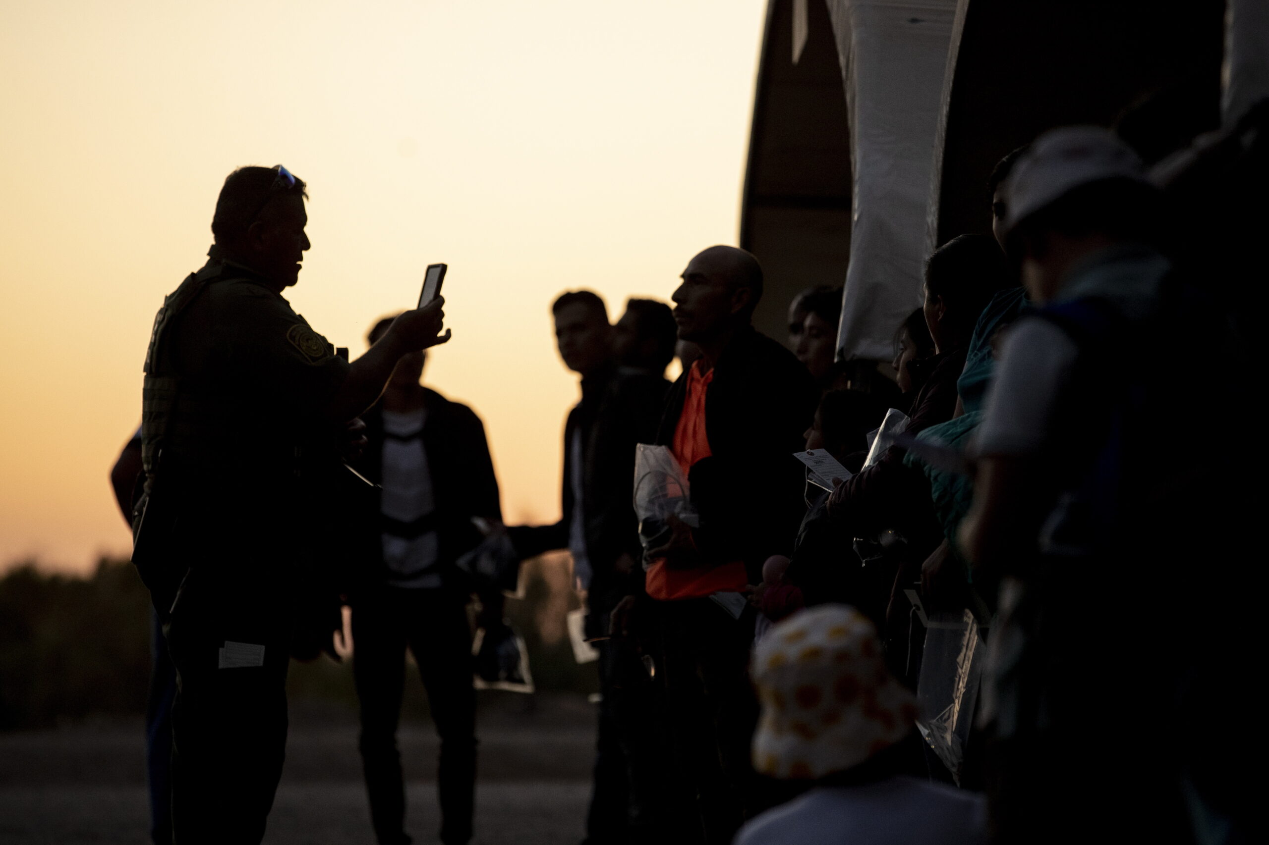 Supremo de EE.UU. frena ley de Texas que autoriza a policías a expulsar migrantes