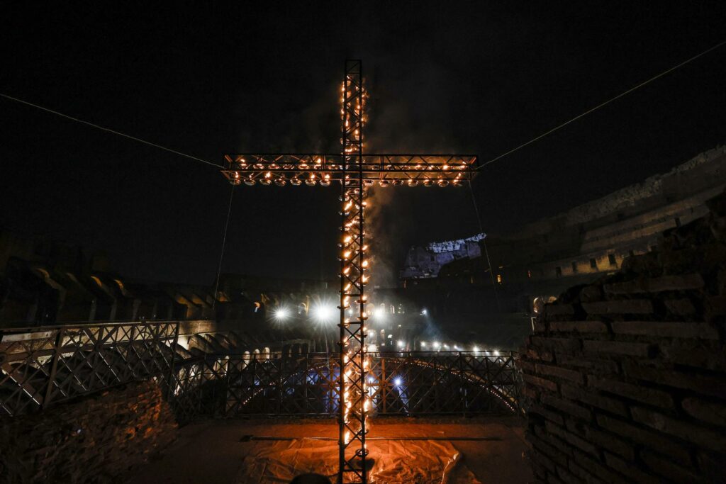 Papa Francisco renuncia a presidir el Vía Crucis; quiere cuidar su salud - via-crucis-del-coliseo-1024x683
