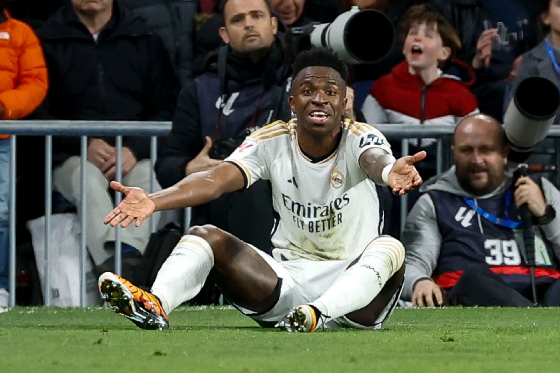 Real Madrid denuncia insultos racistas a Vinícius en Montjuic y el Metropolitano