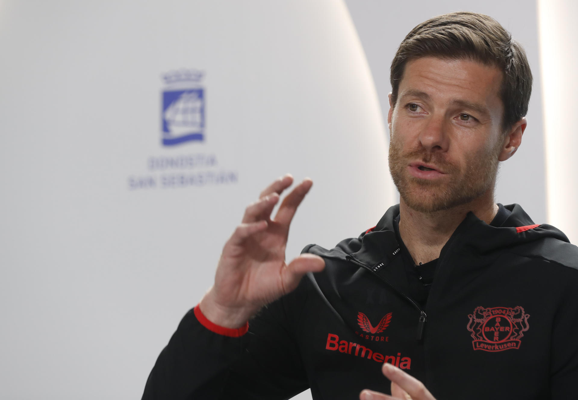 Xabi Alonso confirma que se queda al menos otro año más al frente del Bayer Leverkusen Xabi Alonso confirma que se queda al menos otro año más al frente del Bayer Leverkusen