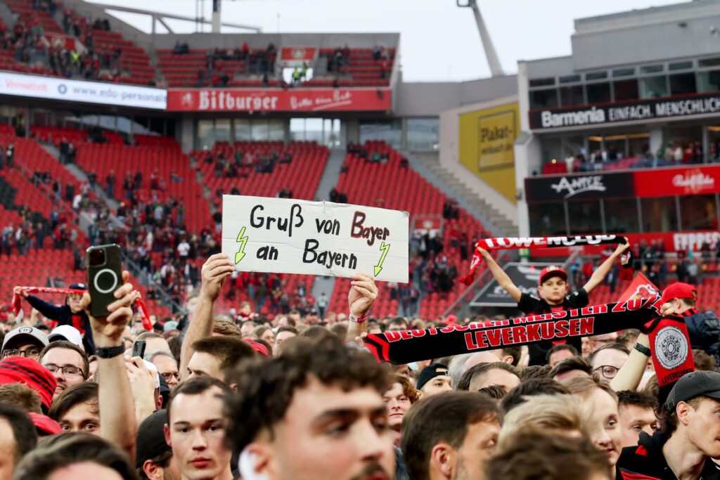 #Video Seguidores del Bayer Leverkusen celebran con invasión de campo y cantando "Viva España" - 9a6521c4d2657e0cd519af6cf3b5a34a9ac13ba8w-1024x683