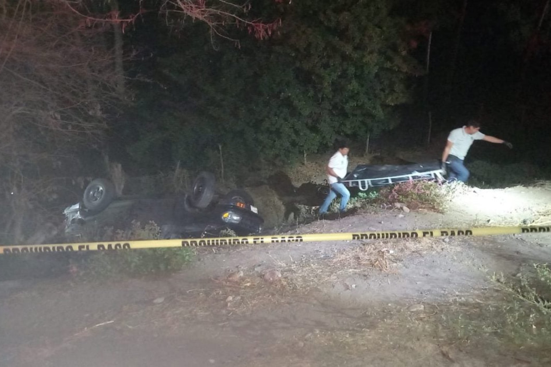 Vuelca camioneta en Oaxaca con personas de Camerún; hay 3 muertos y 5 heridos