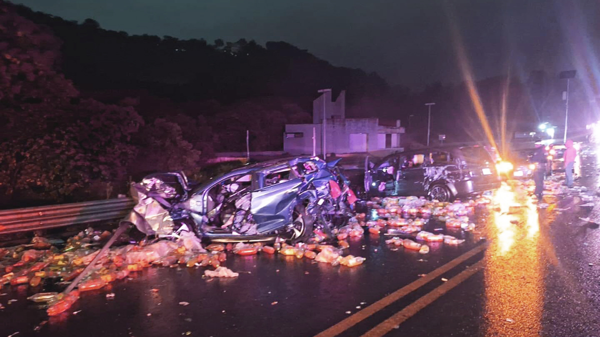 Accidente en la México-Tuxpan deja 5 muertos y 22 heridos Accidente en la México-Tuxpan deja 5 muertos y 22 heridos