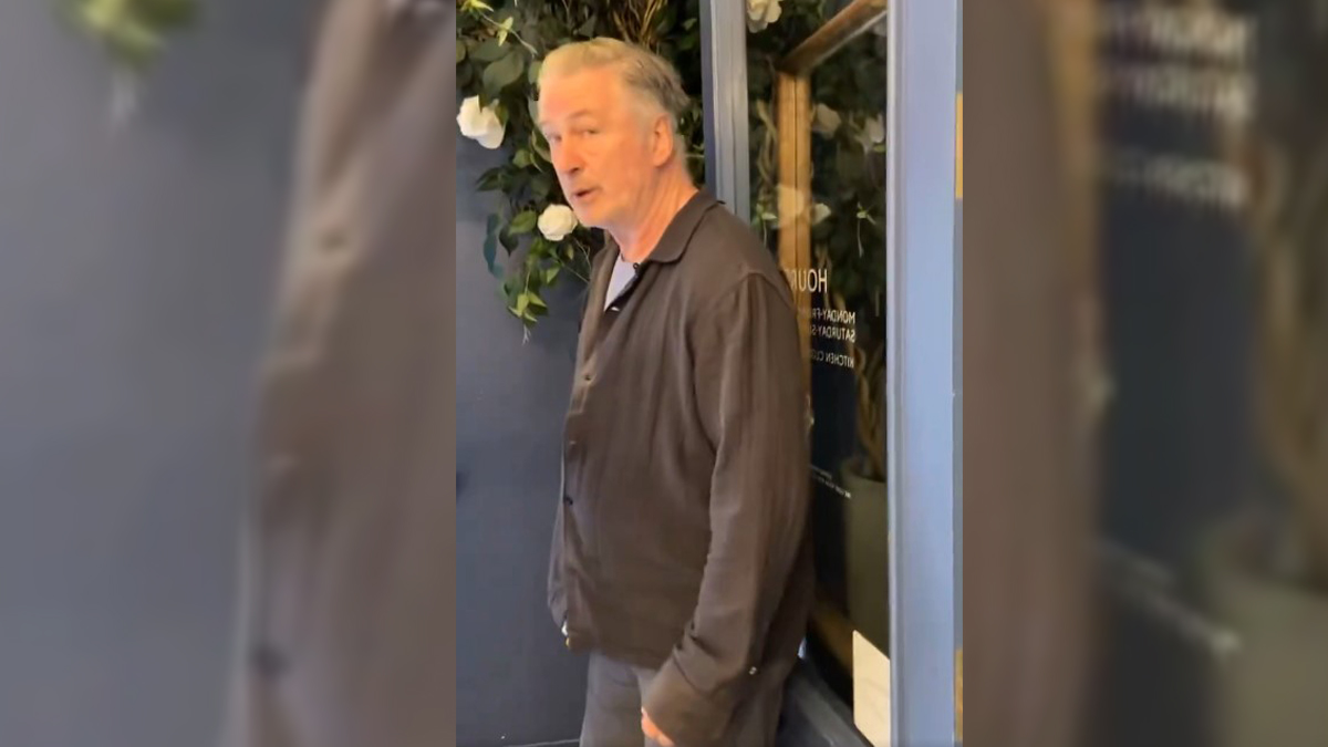 #Video Manifestante exige a Alec Baldwin pronunciarse por una “Palestina libre”; actor golpea celular de la mujer #Video Manifestante exige a Alec Baldwin pronunciarse por una “Palestina libre”; actor golpea celular de la mujer