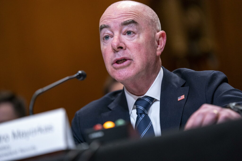 Agentes de migración están "entrenados" para identificar a solicitantes de asilo: Mayorkas - alejandro-mayorkas-1024x683