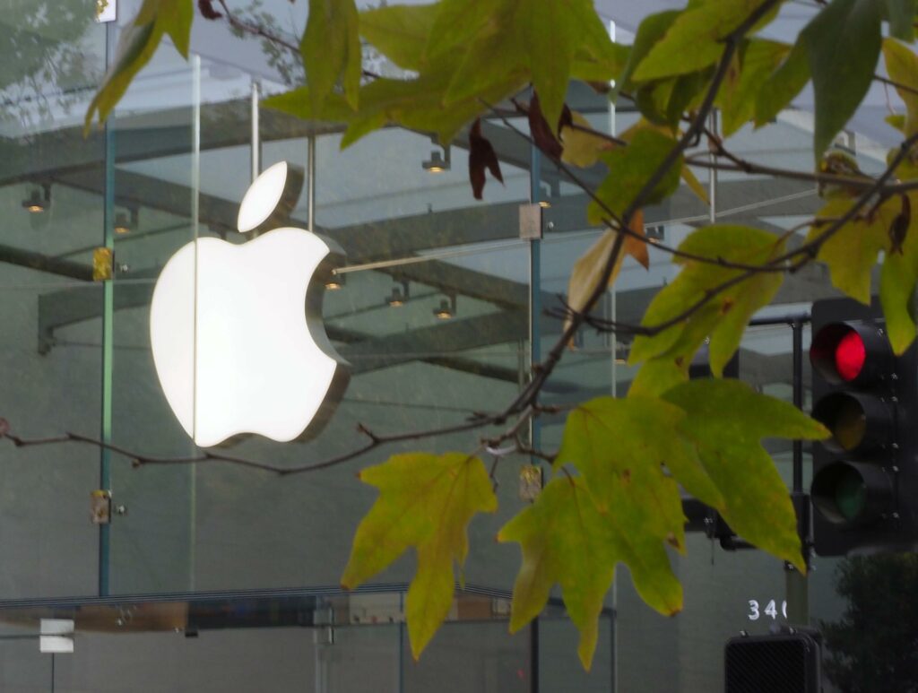 Apple llenará de IA sus productos y se alía con OpenAI para llevar ChatGPT a Siri