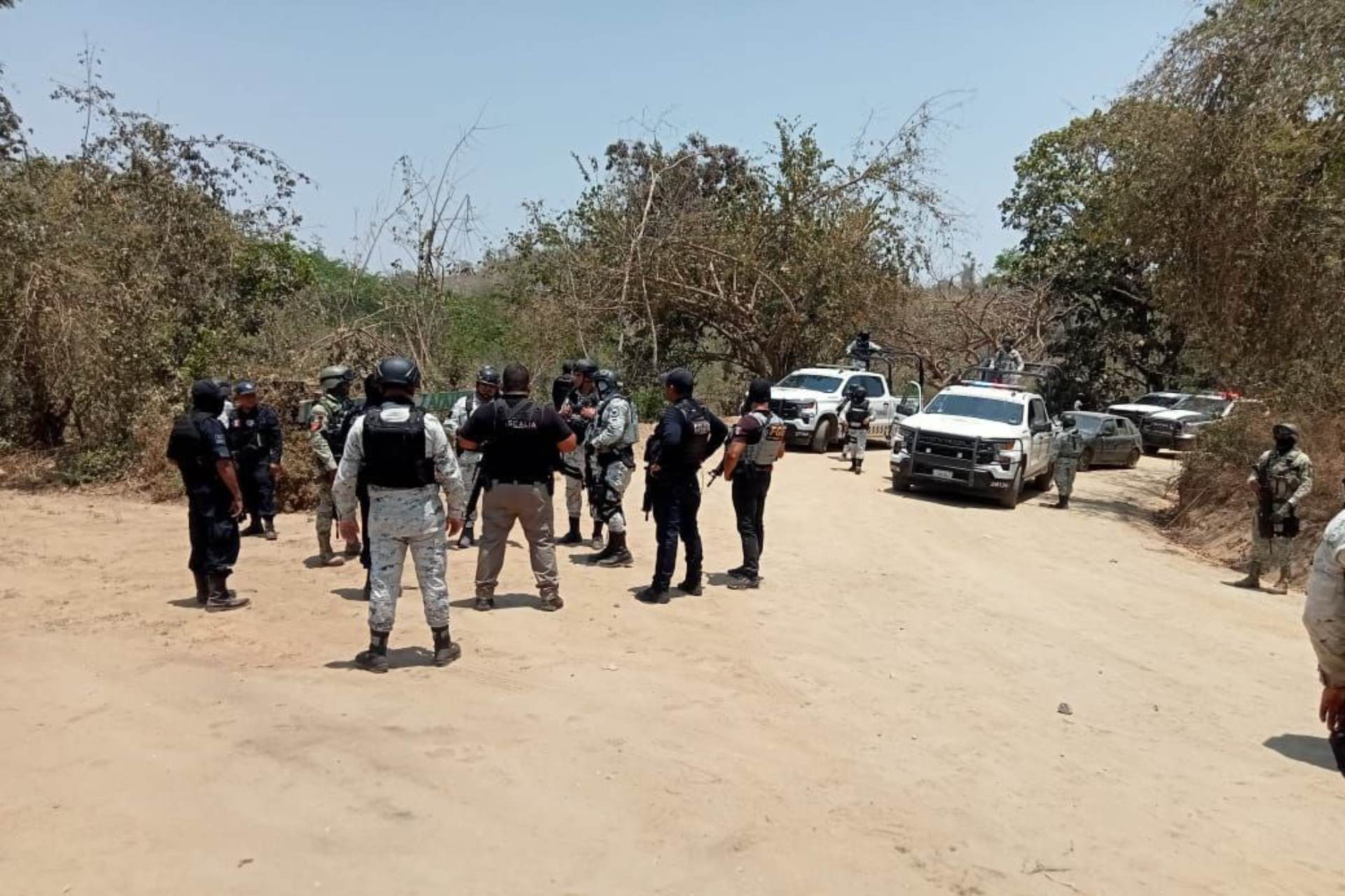 Comando irrumpe en 3 escuelas de Coyuca de Benítez, Guerrero, y asalta a maestros