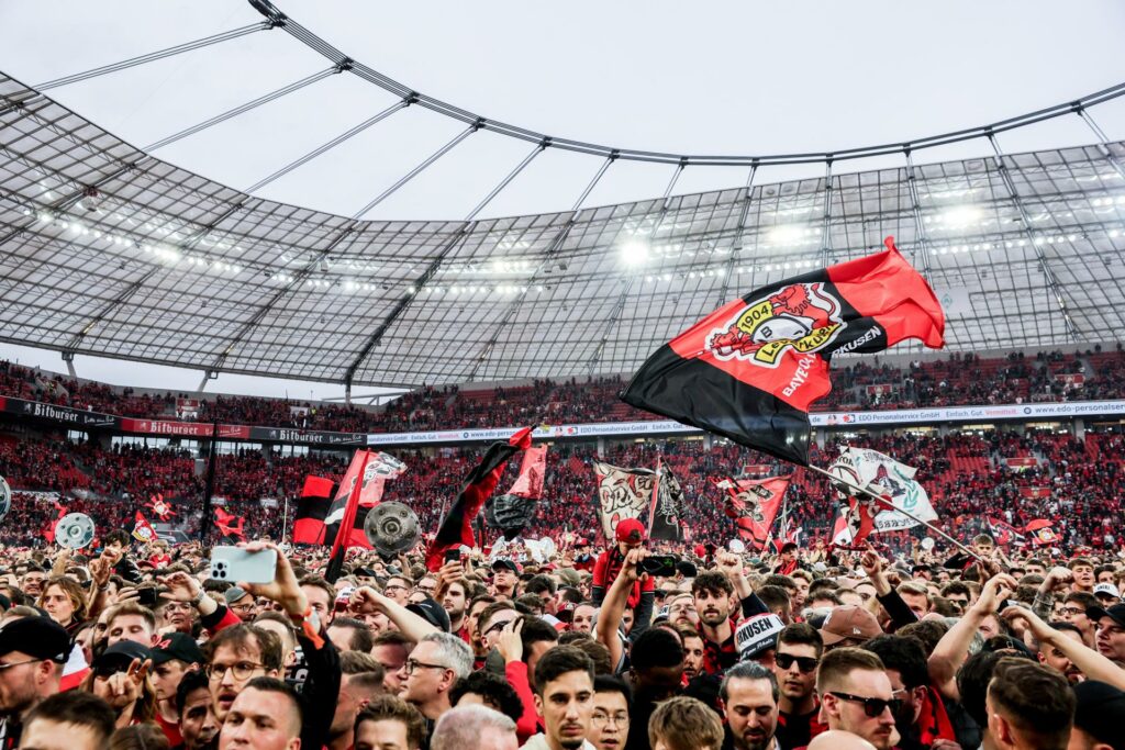#Video Seguidores del Bayer Leverkusen celebran con invasión de campo y cantando "Viva España" - b6aab601541da5c4ebdd7be24fcaec05a683e0fbw-1024x683