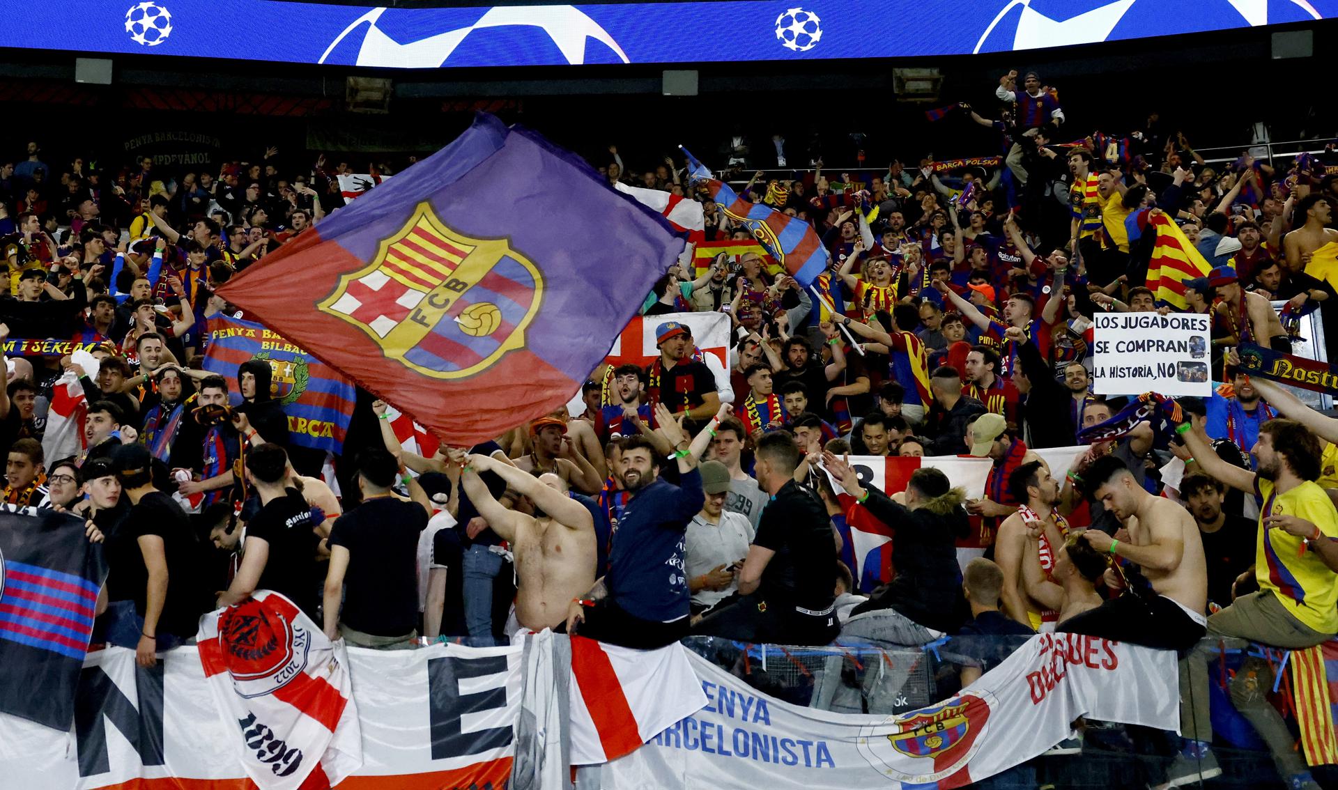 UEFA hará un informe por saludo nazi de aficionados del Barcelona en París