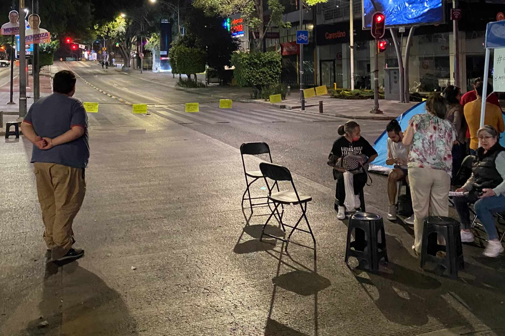 Vecinos que exigen solución al problema del agua contaminada bloquean por tercer día consecutivo Insurgentes Sur