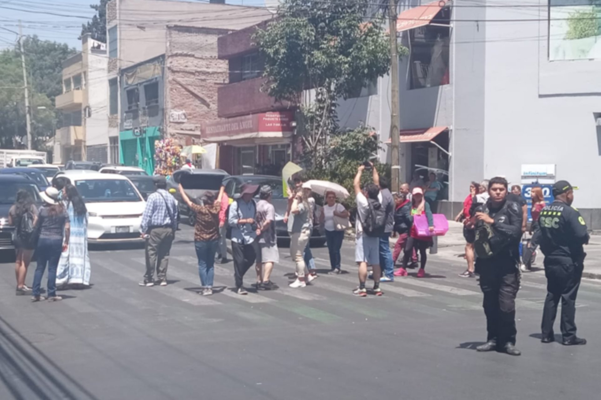 Vecinos de la Benito Juárez bloquean avenida Insurgentes por agua contaminada Vecinos de la Benito Juárez bloquean avenida Insurgentes por agua contaminada