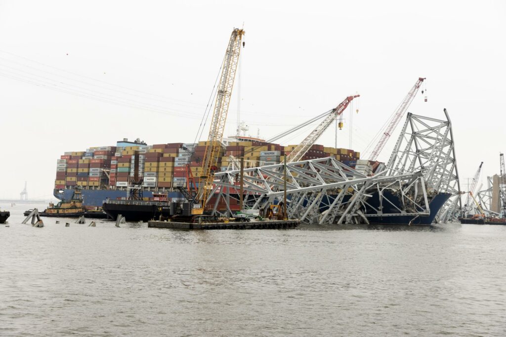 Remolcan el carguero Dalí, que demolió puente en Baltimore - buque-dali-que-choco-y-derribo-puente-en-baltimore-1024x683