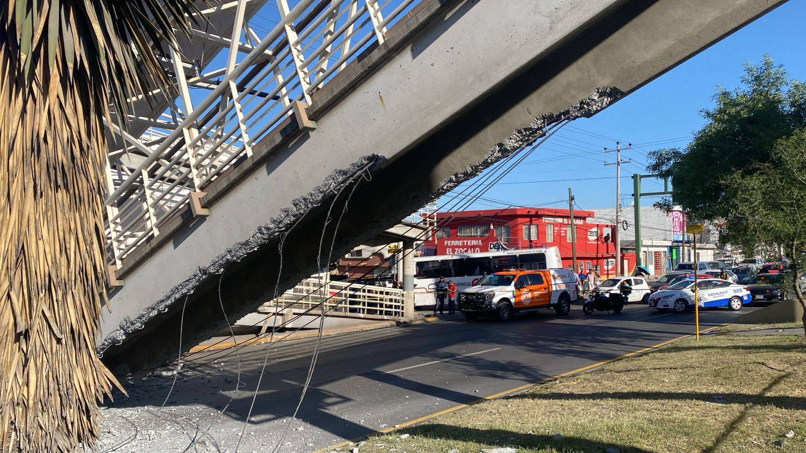 Al menos tres lesionados por caída de puente peatonal en San Nicolás de los Garza