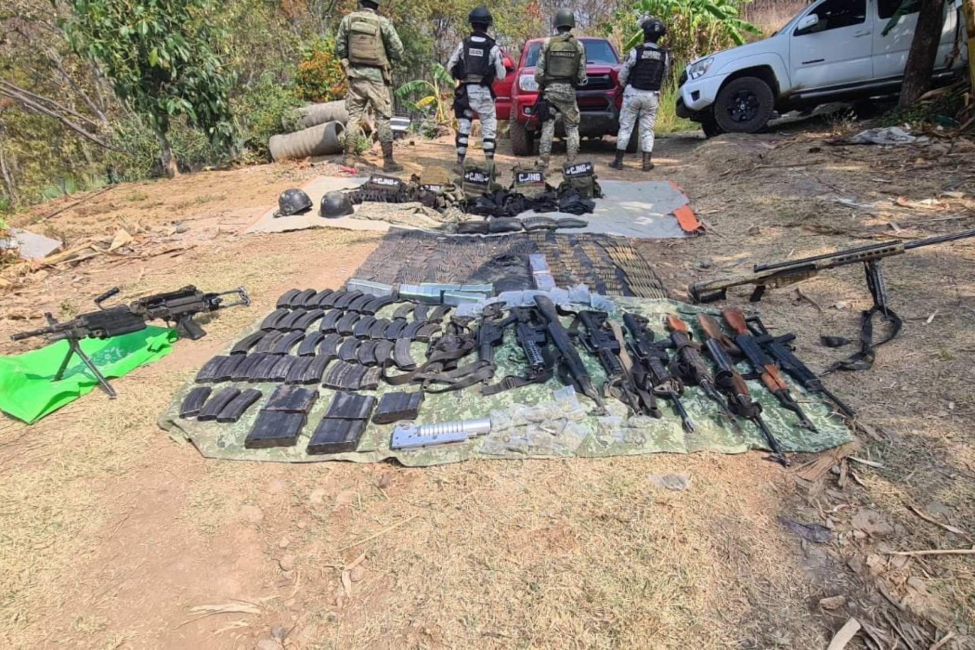 Desactivan campamento y aseguran arsenal en Uruapan, Michoacán Desactivan campamento y aseguran arsenal en Uruapan, Michoacán