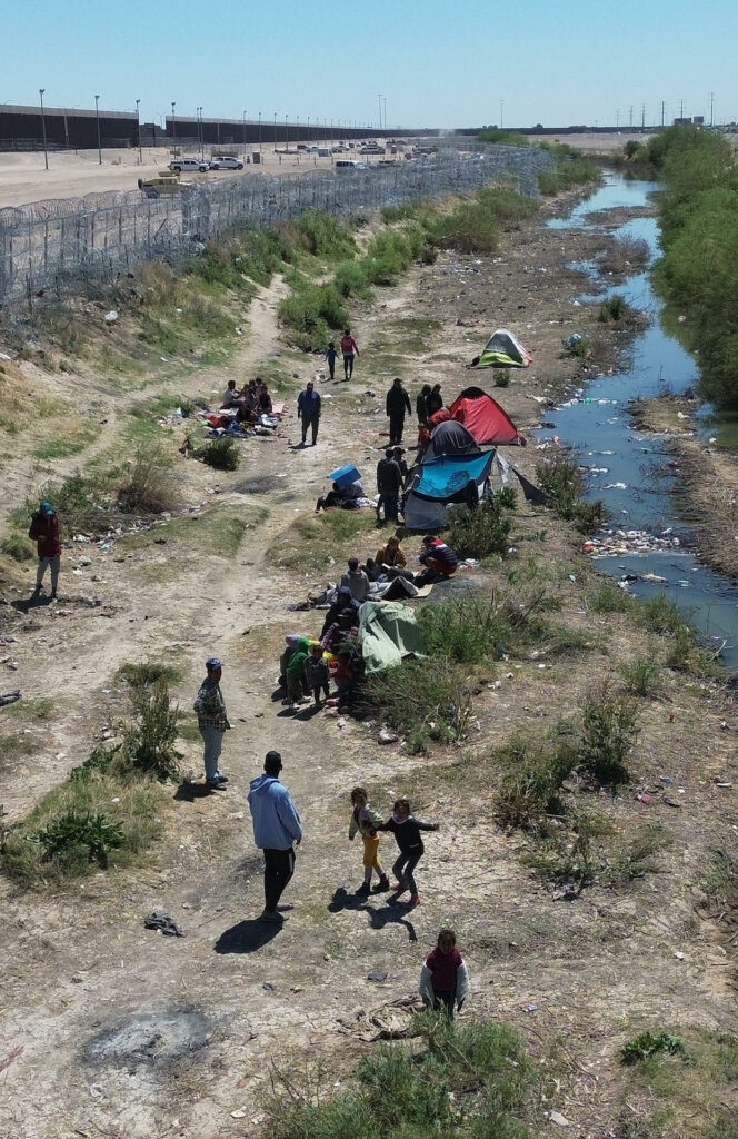 Clima extremo enferma a niños migrantes que acampan en la frontera con EE.UU. - campamento-migrante-a-orillas-del-rio-bravo-y-muro-de-texas-664x1024