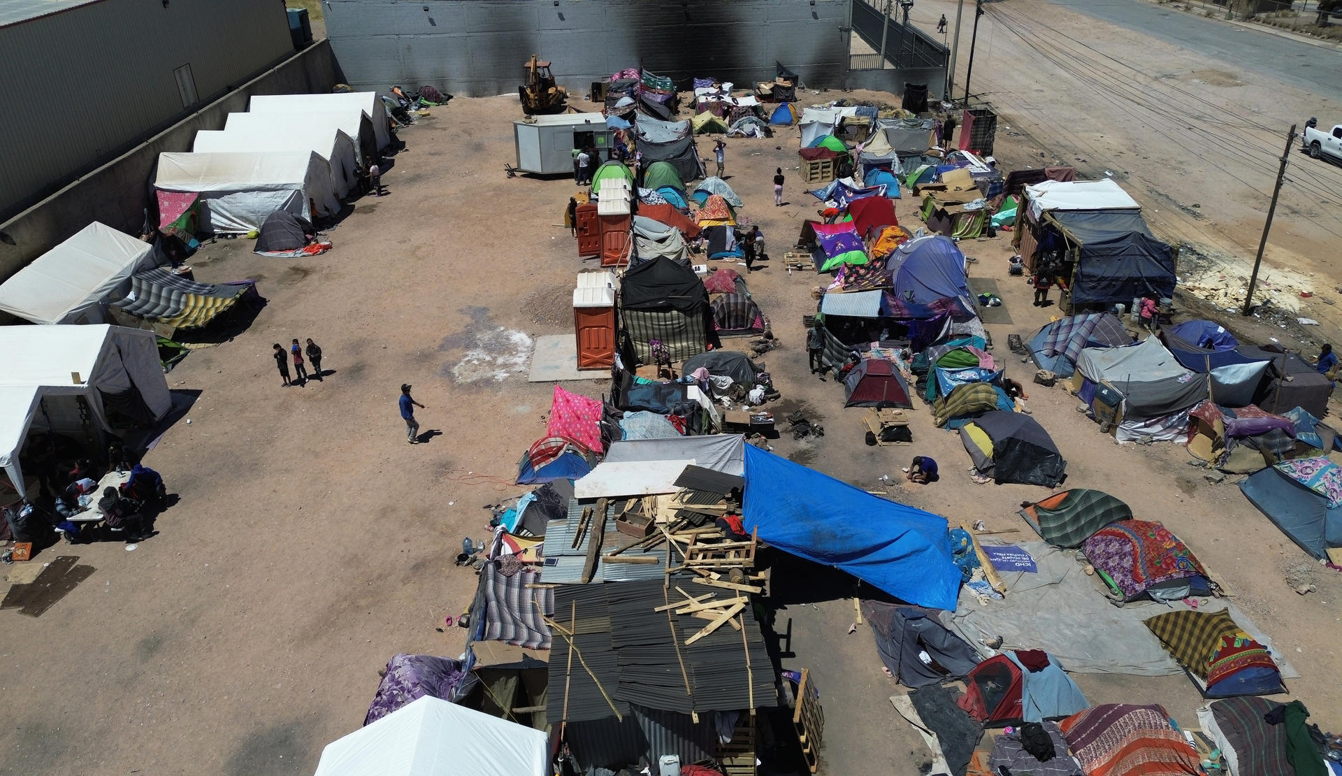 Miles de migrantes acampan en Chihuahua ante operativos en trenes